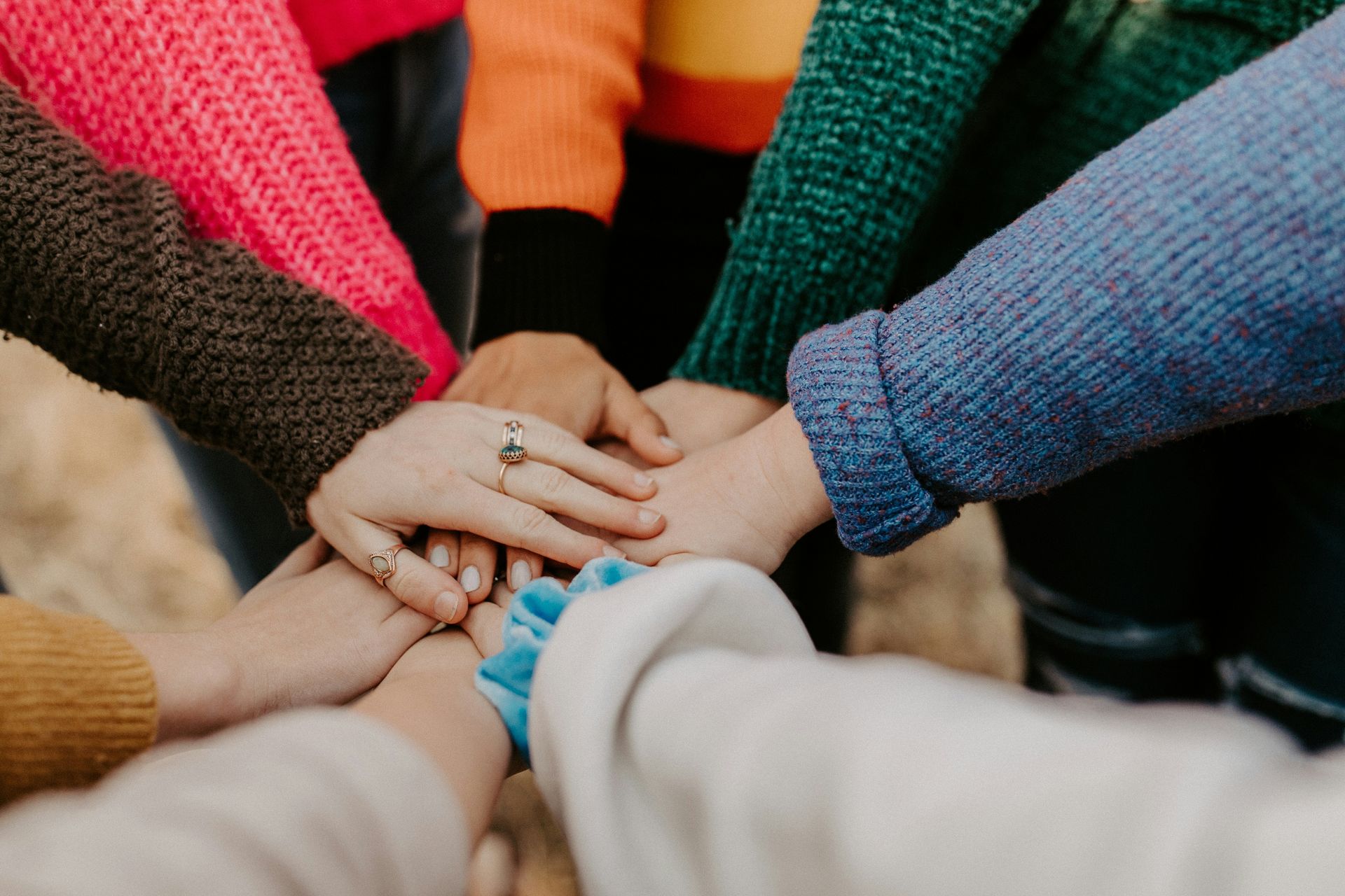 Photo de <a href="https://unsplash.com/fr/@hannahbusing?utm_source=unsplash&utm_medium=referral&utm_content=creditCopyText">Hannah Busing</a>sur <a href="https://unsplash.com/fr/photos/groupe-empilant-les-mains-dans-des-pulls-colores-Zyx1bK9mqmA?utm_source=unsplash&utm_medium=referral&utm_content=creditCopyText">Unsplash</a>